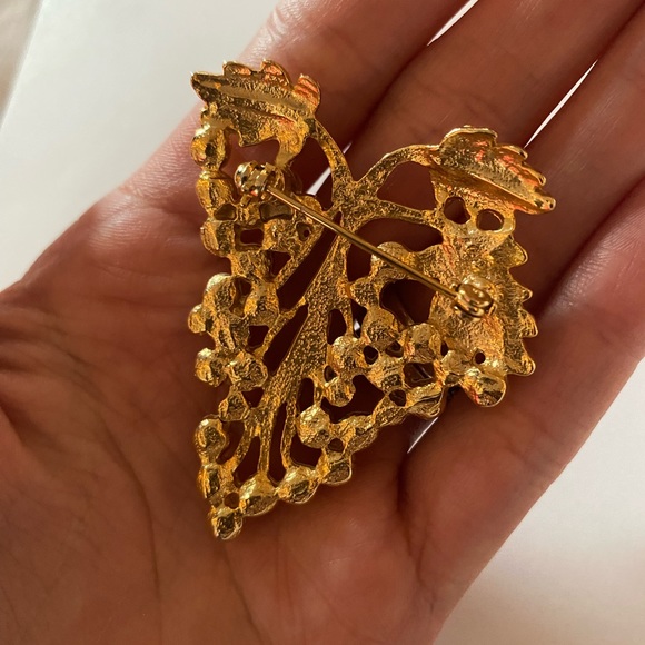 Vintage Trifari Grape brooch with faux pearls - Picture 3 of 7